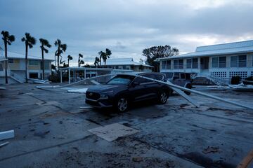 Estructuras rotas sobre un automóvil después de que el huracán Milton provocara fuertes vientos en Venice, Florida.