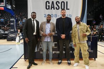 Marc Gasol sale acompañado de 3 de sus mejores compañeros en los años que defendió la camiset de Memphis Grizzlies. Tony Allen, Zach Randolph y Mike Conley.