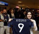 Higuaín provoca la locura a su llegada a Argentina