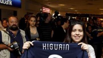 <b>MÁXIMA EXPECTACIÓN CON EL PIPITA. </b>El aeropuerto de Ezeiza se colapsó por la llegada del delantero madridista.