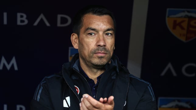 El Beşiktaş hizo oficial la salida de Giovanni Van Bronckhorst