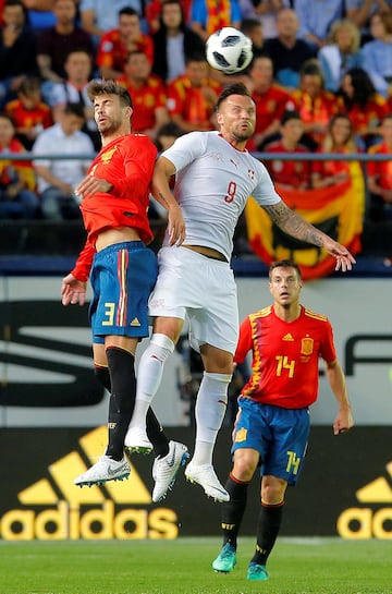 Gerard Piqué y Haris Seferovic.