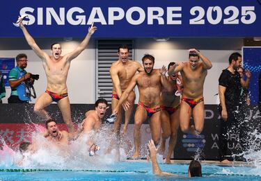 Los jugadores españoles celebran en el agua su victoria ante Hungría.