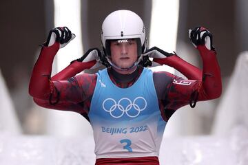 A pesar de lo que podría deducirse al observar la foto, la instantánea no retrata a un hombre con cuatro brazos, se trata de la pareja letona compuesta por Martins Bots y Roberts Plume, después de deslizarse durante la prueba de dobles de luge en los Juegos Olímpicos de Invierno de Pekín.