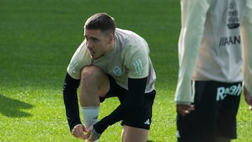 Mihailo Ristic se ata las botas durante un entrenamiento con el Celta.