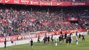 La afición del Sevilla, presente en un entrenamiento a puerta cerrada.
