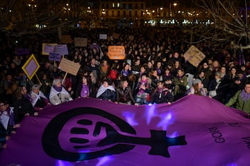 La gente asiste a una manifestación para conmemorar el Día Internacional de la Mujer en la plaza del Castillo, Pamplona, España.