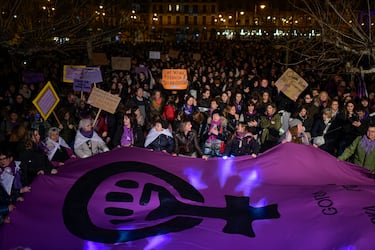 La gente asiste a una manifestación para conmemorar el Día Internacional de la Mujer en la plaza del Castillo, Pamplona, España.