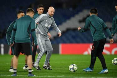 Erik Ten Hag rules out Bayern Munich return: "I'm staying at Ajax"
