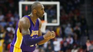 Kobe Bryant celebra una canasta en Houston.