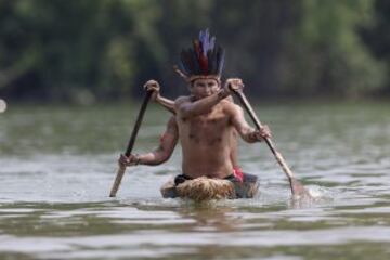 Dos miembros de la tribu de Terena en la competición de canoa. 