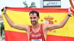 Álvaro Martín celebra con la bandera española su victoria en los 20  kilómetros marcha de los Mundiales de atletismo de Budapest 2023.