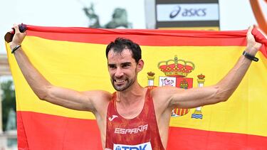 Álvaro Martín celebra con la bandera española su victoria en los 20 kilómetros marcha de los Mundiales de atletismo de Budapest 2023.