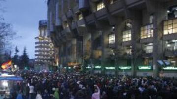 LLEGADA del AUTOCAR DEL REAL MADRID AL ESTADIO SANTIAGO BERNABEU