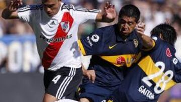 El Boca salva un semestre negro con un triunfo en el clásico