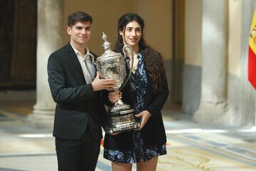 El equipo espa?ol de patinaje recibe la Copa Bar¨®n de G¨¹ell durante la entrega de los Premios Nacionales del Deporte 2022 en el Palacio Real El Pardo.