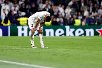 Los futbolistas del Real Madrid lamentan la derrota.