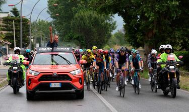 El pelotón reanuda la carrera después de que se interrumpiera debido a varias caídas durante la sexta etapa.