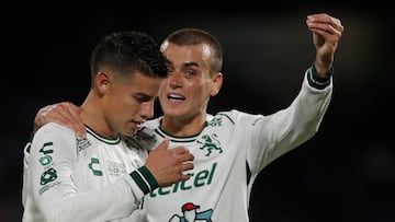 MEX2136. CIUDAD DE MÉXICO (MÉXICO), 11/05/2025.- James Rodríguez (i) y Nicolás Fonseca (d) de León hablan este domingo, durante un partido por los cuartos de final del torneo Clausura 2025 de la Liga MX entre Cruz Azul y León, en el estadio Olímpico Universitario de Ciudad de México (México). EFE/ Isaac Esquivel