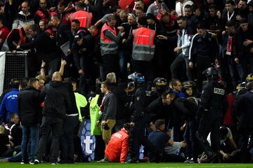 La grada se partió tras el gol de Touré con la celebración de los seguidores del Lille. Hay más de 20 heridos de distinta consideración. El partido fue suspendido.