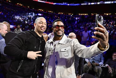 Tyronn Lue, exjugador y entrenador de baloncesto estadounidense que disputó 11 temporadas de la NBA, y Chris Tucker , actor y humorista estadounidense.