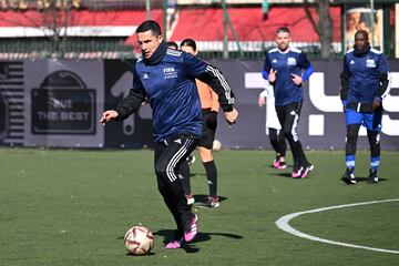 Tim Cahill corriendo con el balón durante el Torneo de Leyendas antes de la gala del The Best 2022 en el Centro Deportivo Emilie Antoine, en París cerca de la Torre Eiffel.