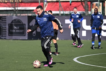 Tim Cahill corriendo con el balón durante el Torneo de Leyendas antes de la gala del The Best 2022 en el Centro Deportivo Emilie Antoine, en París cerca de la Torre Eiffel.