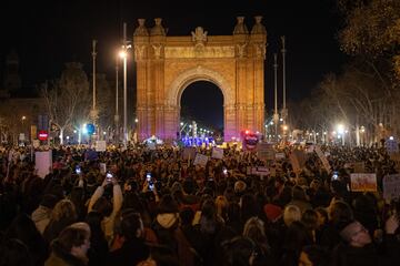 La gente asiste a una manifestación para conmemorar el Día Internacional de la Mujer en Barcelona, España.