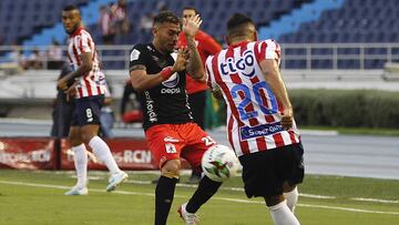 Duv&aacute;n Vergara disputa una pelota con Marlon Piedrahita.