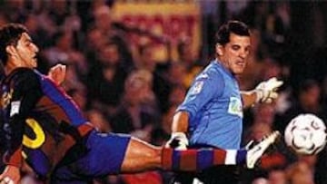 <b>AMARILLA Y PIFIA</B>. Quaresma se ganó una tarjeta por intentar quitarle el balón a Contreras, que falló de bulto en el primer gol del Barça.