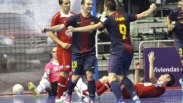 Wilde y Sergio Lozano celebran un gol.