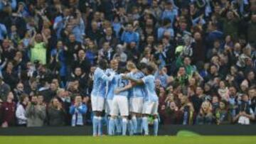 Los jugadores del City celebran uno de sus goles al Norwich.