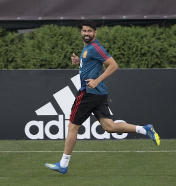 España entrena pensando en el partido contra Marruecos