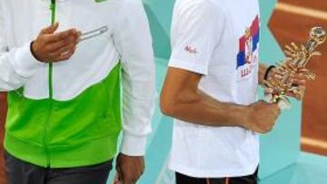 <b>NÚMERO UNO Y CAMPEÓN. </b>Nadal, con Djokovic a su espalda. En el pecho de Nole se lee 'campeón'.