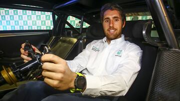 Dani Juncadella subido en el Mercedes del DTM durante un acto en Tarragona.