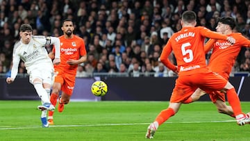 3-1. Federico Valverde controla en la frontal del área y saca un derechazo a la escuadra de la portería y superar a Alejandro Remiro.