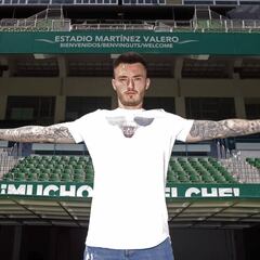 Josan amplía su contrato con el Elche por dos años más