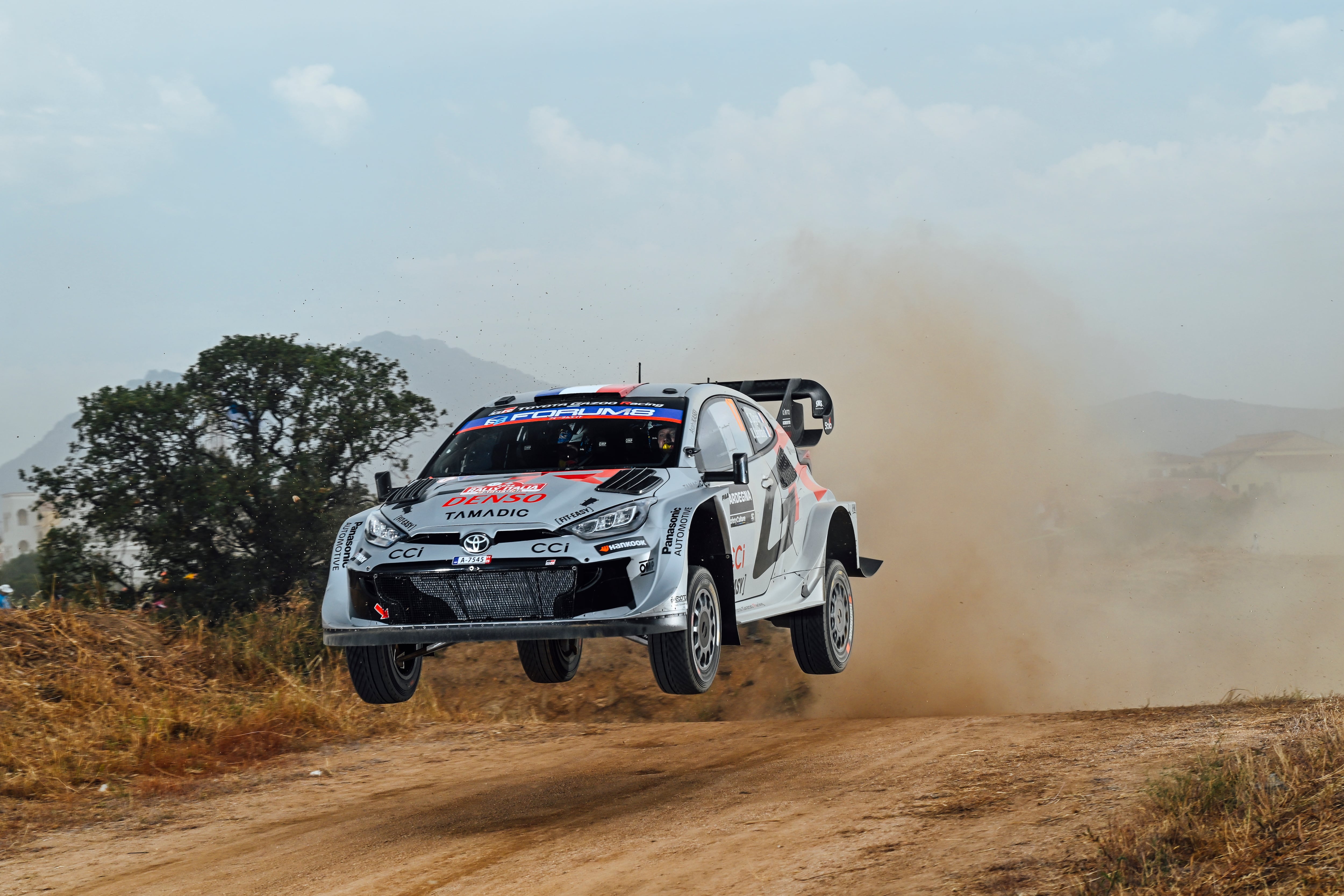 Ogier, con el Toyota en el Rally de Cerdeña.
