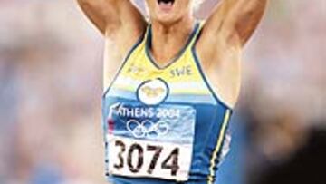 <b>LA REINA SUECA/b>. Carolina Kluft celebra su título de campeona olímpica en heptatlón