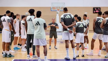 Sergio Scariolo habla a sus jugadores en la Ciudad Deportiva del Real Madrid.