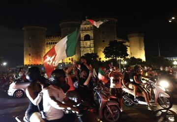 Los aficionados italianos celebran la victoria de su selección en Nápoles.