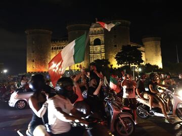 Los aficionados italianos celebran la victoria de su selección en Nápoles.