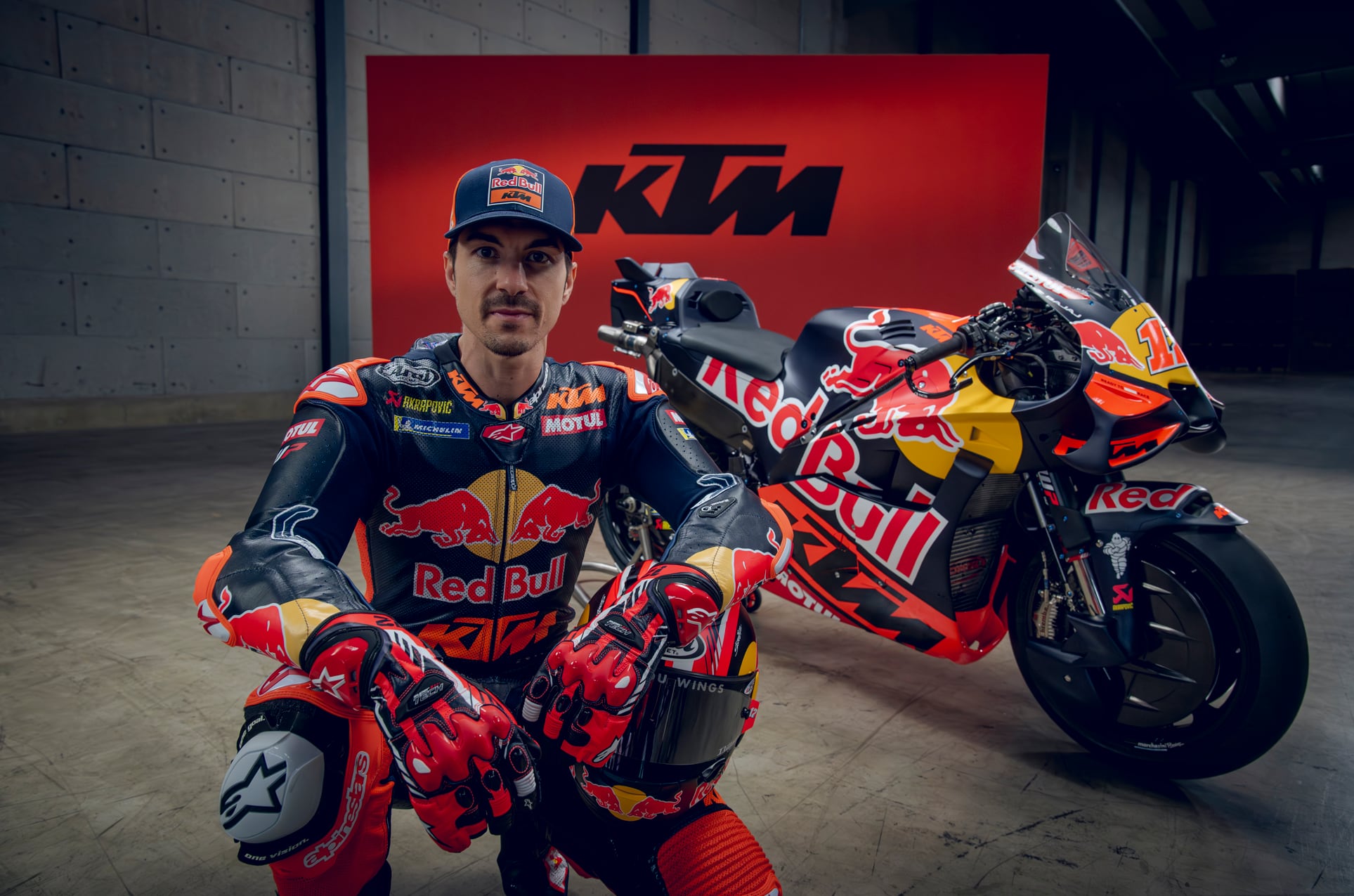Maverick Viñales posa con su KTM para el Mundial de MotoGP de 2026.