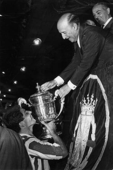 El Atlético de Madrid gana sus dos primeras Copas del Generalísimo en 1960 y 1961. Ambas son en Chamartin y ante el Real Madrid, que se topó con un equipo especialmente dominante en la segunda final. Collar recibió de manos de Francisco Franco el trofeo. 