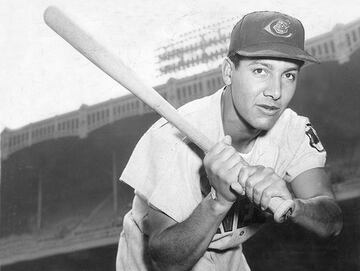 Primer campeón de bateo latino
El 26 de septiembre de 1954 Beto Ávila se fue para la calle en su último turno de la temporada para asegurar el título de bateo de la Liga Americana con un promedio de .341.
En la carrera superó a Ted Williams, quien finalizó con .354 pero no alcanzó la cantidad mínima de turnos para aspirar al título, y a Minnie Miñoso con .320
