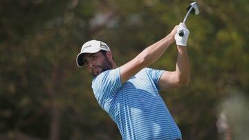 XAH02. DUBÁI (EMIRATOS ARABES UNIDOS), 15/11/2018.- El golfista español Adrian Otaegui durante la primera ronda del Jumeirah Gof Estates de Dubai, Emiratos Árabes Unidos, hoy, 15 de noviembre de 2018. EFE/ Ali Haider