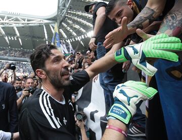 TURIN, ITALY - MAY 19:  Gianluigi Buffon of Juventus FC greets the fans in his last match for the club prior to the serie A match between Juventus and Hellas Verona FC at Allianz Stadium on May 19, 2018 in Turin, Italy.  (Photo by Emilio Andreoli/Getty Im