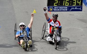 Un superviviente de los atentados de la Maratón de Boston en 2013 y el ciclista Patrick Downes entrando en meta.