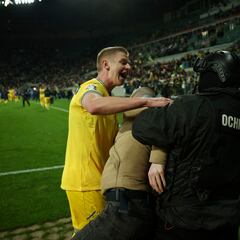 WATCH: Oleksandr Zinchenko intervenes when guard stops fan rushing the field