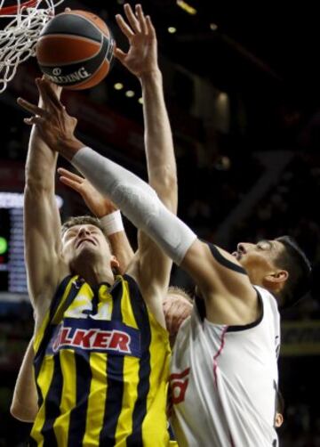 Gustavo Ayón y Jan Vesely.